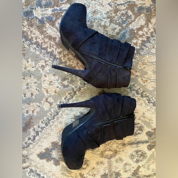 Shi by JOURNEYS Black Ankle Booties - Picture 3 of 4